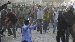 صدها فرد مسلح با چاقو و چماق به معترضان مصري حمله كردند