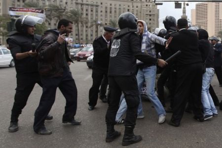 ده ها نفر از تحصن کنندگان مصری  مجروح شدند