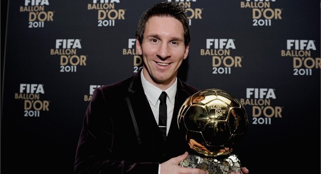 لیونل مسی بازیکن آرژانتینی تیم بارسلونا جایزه توپ طلایی را  کسب کرد