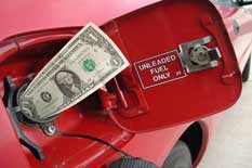 حمله به ایران قیمت هر گالن بنزین در آمریکا را به ۶ دلار می رساند