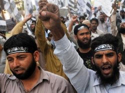 مردم پاكستان علیه حضور نیروهای ناتو تظاهرات كردند