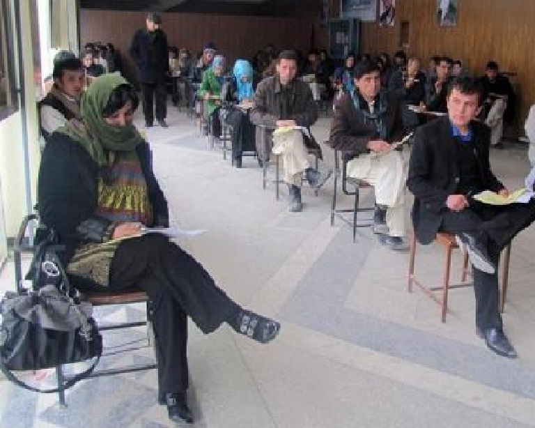 بیش از دو هزار نفر در یک امتحان رقابتی در ولایت بلخ اشتراک کردند