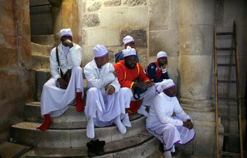 چند مسيحي پس از اجراي مراسم عيد پاک، در حال استراحت در کليساي مقبره مقدس واقع در بيت المقدس.