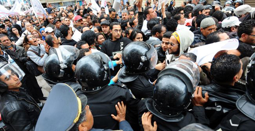 در جريان تظاهرات تونسي هاي بدون شغل عليه دولت در روز 19 فروردين، حداقل 20 تظاهرکننده مجروح شده اند