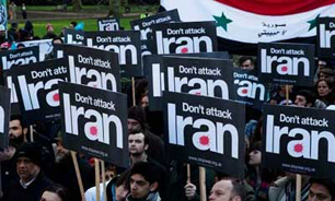 جمعی از فعالان ضد جنگ در مخالفت با تهدید و تحریم علیه ایران تظاهرات نمودند