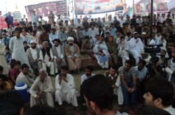 شیعیان پاكستان در مقابل مجلس این كشور نمازجمعه برپا می كنند