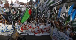 تشكل های سیاسی پاكستان  تظاهرات می کنند