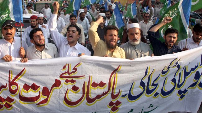 پاکستانی‌ها  مسدود کردن دائمی مسیر تجهیزات ناتو را خواستار شدند