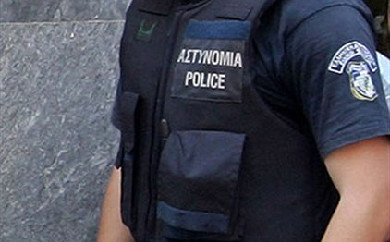یوناني پولیسو یو افغان له خپل اپارتمانه لاندې غورځولی