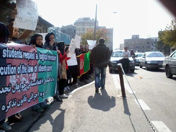 اعتراض دانشجویان مهاجر افغانستان به ارائه تذکره برای اخذ پاسپورت