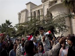 مخالفان مرسی به داخل کاخ ریاست جمهوری در قاهره هجوم بردند
