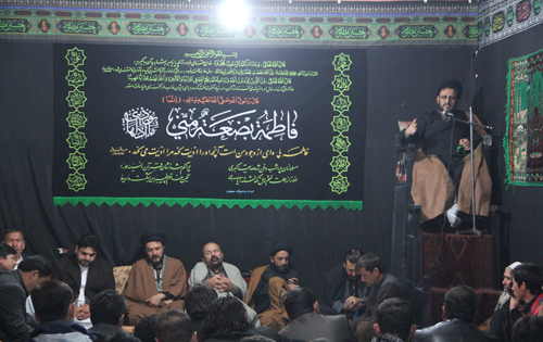 حسینی مزاری در حال سخنرانی در حسینیه کاظمیه کابل
