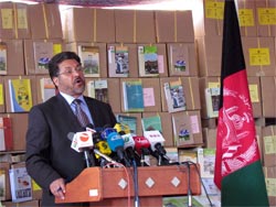 ۷.۴ میلیون جلد کتاب پس از ماه‌ها توقف در بندر کراچی به افغانستان رسید