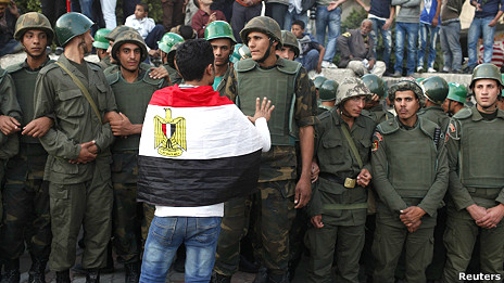 رئیس‌جمهوری مصر به ارتش اختیار بازداشت معترضین را صادر کرد