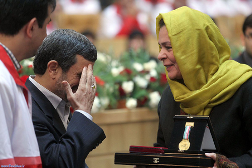 فاطمه گیلانی، مدال صلح و دوستی را از رئیس جمهور ایران دریافت کرد