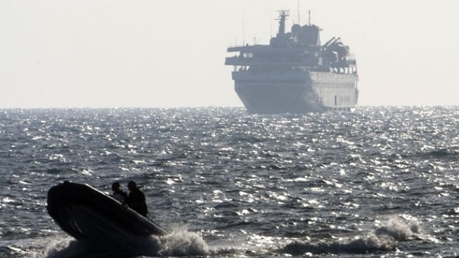یک قایق تندروی رژیم اسرائیل در حال اسکورت کردن کشتی ناوی مرمره در نزدیکی بندر اشدود، 31 می 2010