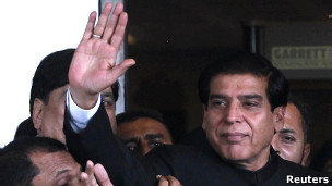 دیوان عالی پاکستان حکم بازداشت نخست‌وزیر را صادر کرد