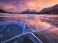 حباب های یخی در دریاچه یخزده دریاچه آبراهام در منطقه سرد آلبرتای کانادا  