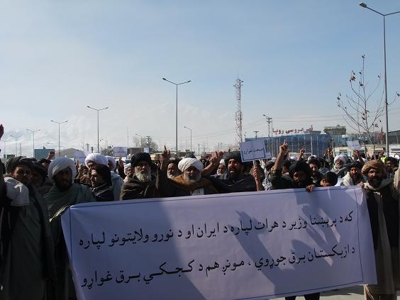صدها شهروند هلمند در اعتراض به عدم توسعه و بازسازی این ولایت تظاهرات کردند