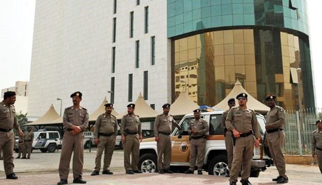 نیروهای امنیتی عربستان بیش از ۳۰۰ زن و مرد را بازداشت کردند