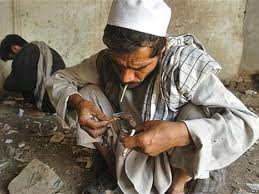 فقر و بی کاری دلیل سوق مردم به افیون می باشد