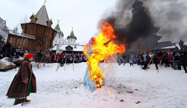 آتش زدن نماد زمستان در آخرين يكشنبه فصل زمستان در مسكو