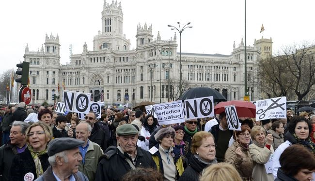 ادامه اعتراض اسپانيايي ها به سياستهاي اقتصادي و كاهش بودجه در بخش بهداشت