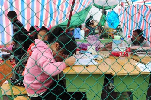 درس خواندن دانش آموزان در سر پناه های موقت