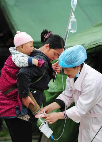 خدمات رسانی به زلزه زدگان چینی
