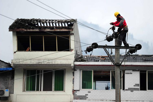 تعمیرات خطوط برق در مناطق زلزله زده