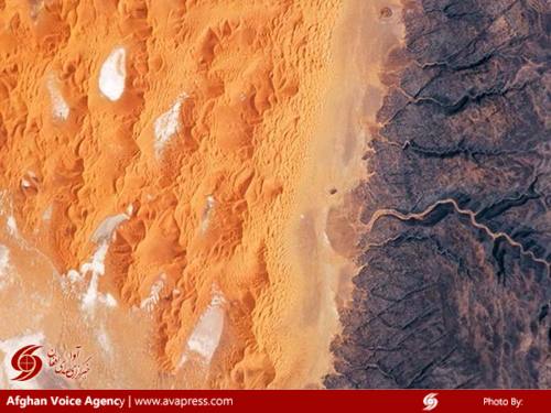 انتهای شرقی صحرای آفریقا در الجزایر، تقابل تپه‌های ماسه‌ای تیفرنین با فلات تینرهرت نمای زیبایی خلق می‌کند