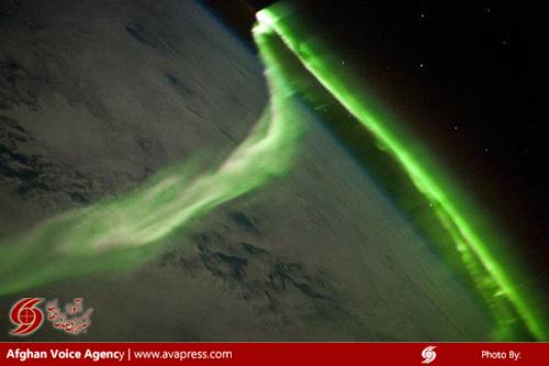 طی طوفانی ژئومغناطیسی، نوار سبزرنگ شفق شمالی بر فراز زمین مشغول رقص است