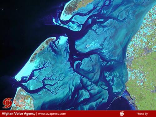 این عکس ماهواره‌ای که سال 2006 ، 1385 گرفته شده است، پیچ و خم آبراهه‌های سواحل ماسه‌ای دریای وادن را در نزدیک هلند نشان می‌دهد