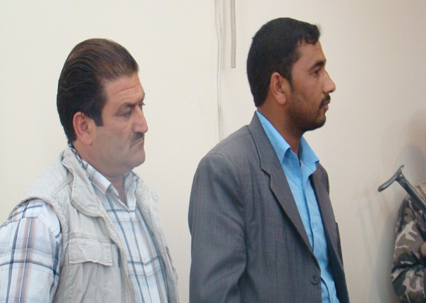 مدیر مبارزه با تروریزم قوماندانی امنیه ولسوالی انجیل( فرد سمت راست)  در محکمه هرات