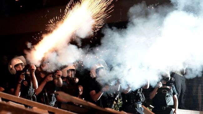 پولیس ترکیه برای متفرق کردن معترضان به فیر گاز اشک آور متوسل شد