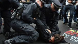 در اعتراض به برگزاری اجلاس "جی 8" مردم لندن تظاهرات کردند