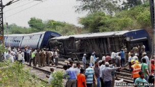 ۳۵ نفر در اثر برخورد با قطار در هند کشته شدند