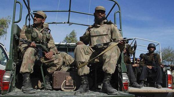در اثر انفجار بمب کنار جاده ای،  دو افسر اردوی پاکستان جان باختند