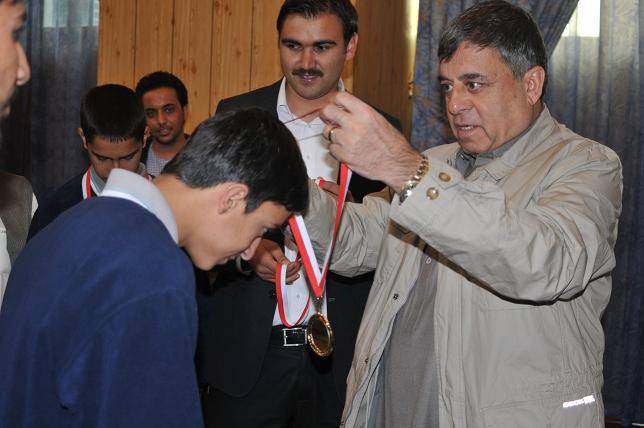 والی قندهار از مدال آوران لیسه عالی افغان - ترک تقدیر کرد