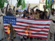 پاکستانی‌های معترض بیرق های امریکا را به آتش کشیدند