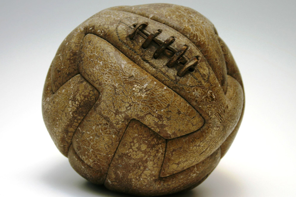 نخستین دوره جام جهانی در سال 1930 به میزبانی اروگوئه و قهرمانی این تیم همراه شد، با این توپ!