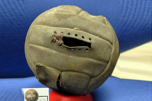 تصویری از توپ جام جهانی 1938 فرانسه. در فینال این جام ایتالیا برابر مجارستان برنده شد
