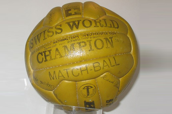 توپ جام جهانی 1954 سوئیس. تیم آلمان غربی در فینال مجارستان را برد و قهرمان شد