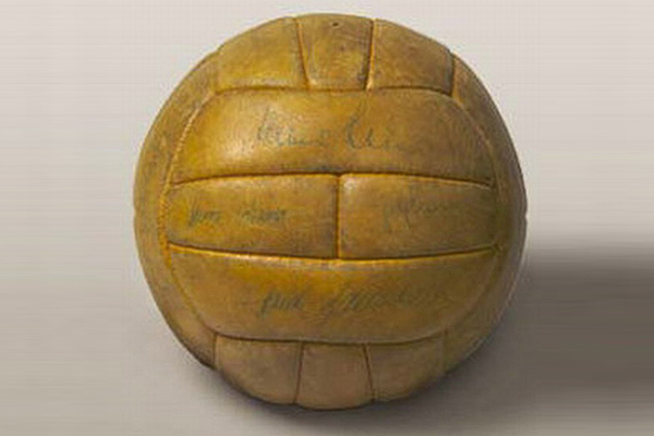 این توپ را سوئد میزبان جام جهانی 1958 به کار گرفت. میزبان در فینال 2 - 5 نتیجه را به برزیل واگذار کرد