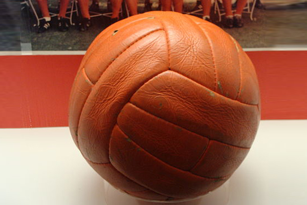 این توپ جام جهانی معروف انگلیس در سال 1966 بود. میزبان فینال بحث برانگیز را از آلمان برد و قهرمان شد