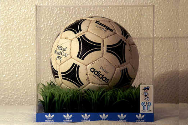 این هم تصویری از توپ جام جهانی 1978 آرژانتین. میزبان نخستین قهرمانی خود را با شکست هلند به دست آورد