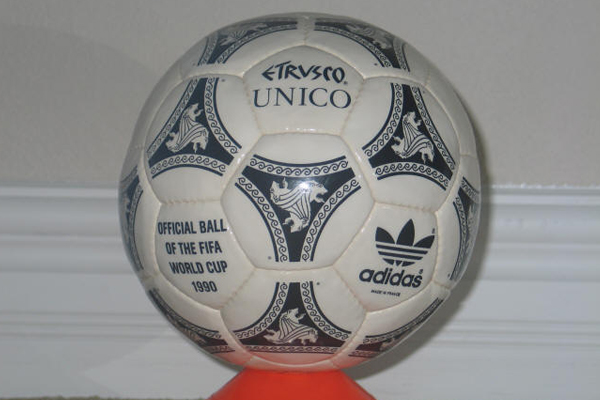 در جام جهانی 1990 ایتالیا این توپ را رونمایی کرد. پنالتی مشکوک فینال به سود آلمانها اشک مارادونا را در آورد