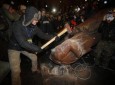 معترضان اوکراینی مجسمه لنین را سرنگون کردند