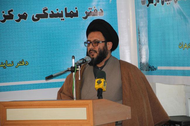 حجت الاسلام والمسلمین سیدعیسی حسینی مزاری؛ رئیس مرکز تبیان در حال سخنرانی