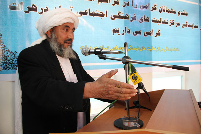 مولوی سیداحمد آخوندزاده؛ رئیس شورای اخوت اسلامی هرات در حال سخنرانی